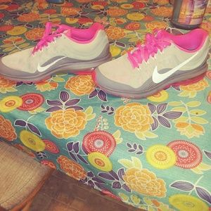 Size 8 nike shoes